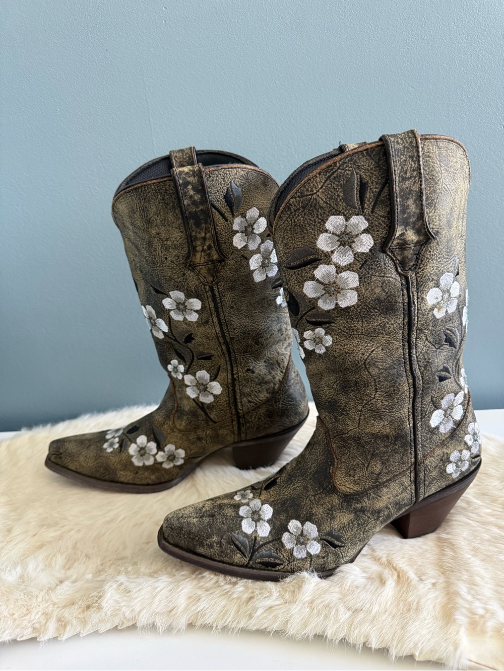 Durango Women’s Floral Concho Harness Western Boot - Picture 2 of 11
